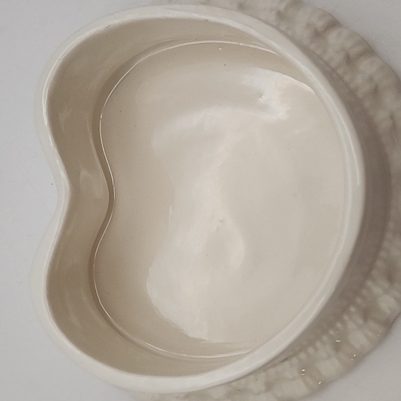 Vintage Ceramic Heart Trinket Box 4" X 4" X 1.5" - Picture 8 of 9